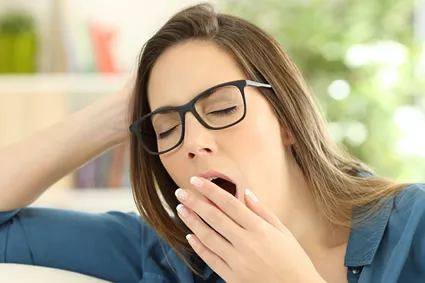 Frau überwindet Müdigkeit dank KreMag Kreatin Magnesium